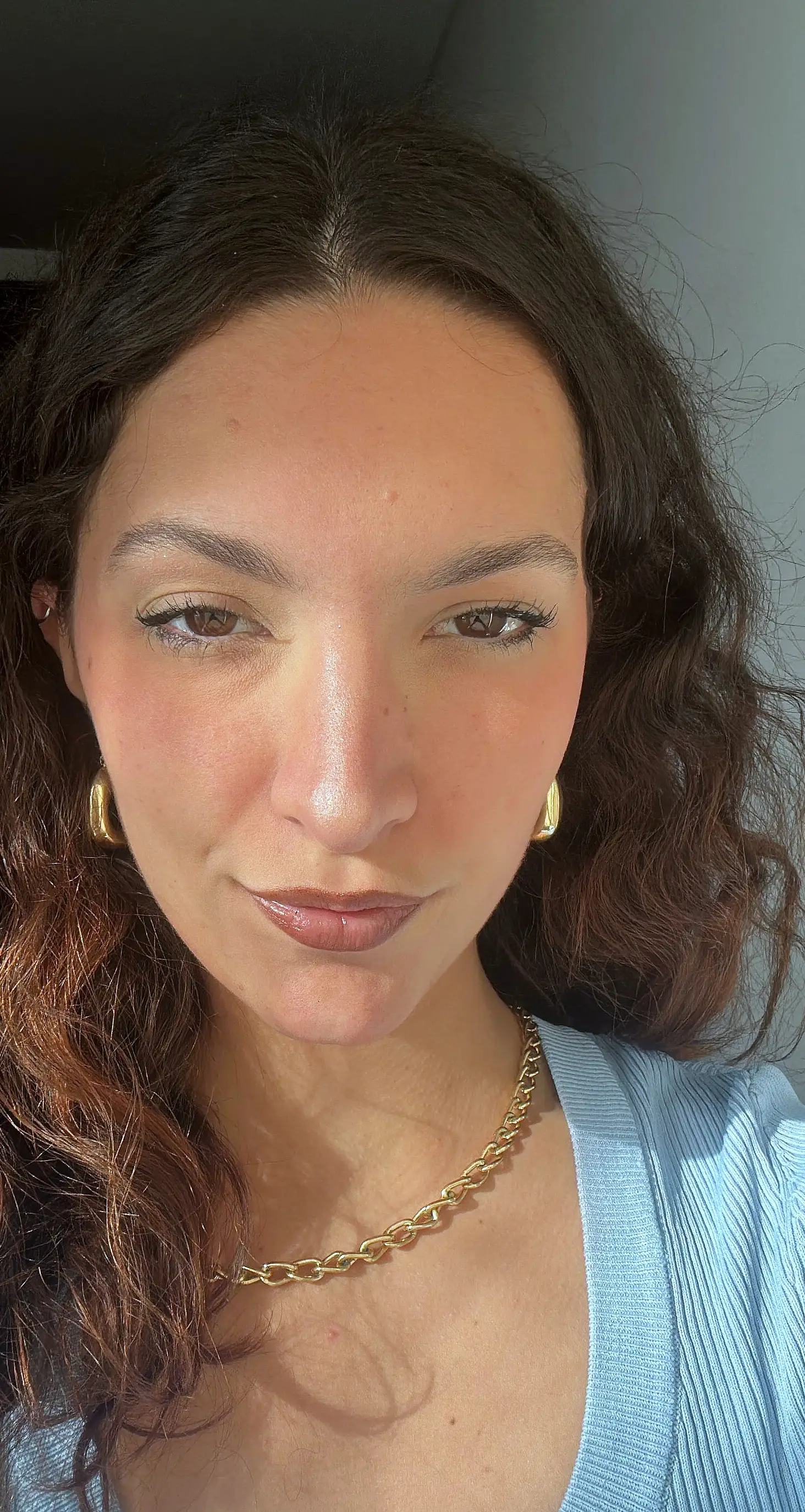 Retrato de Chiara Capucci, de cerca, con top celeste y cadena dorada.